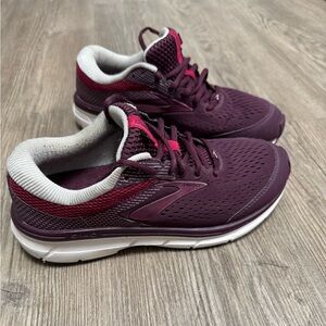 Brooks Dyad 10 Womens Size 8D Wide Purple Running Shoes Athletic Comfort Shoes